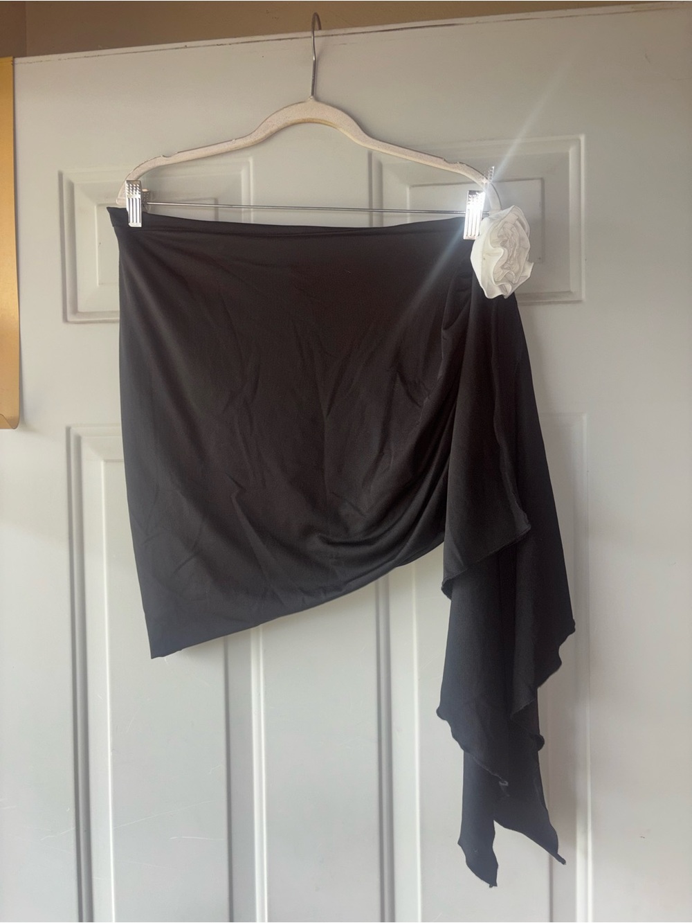 Lovers and Friends black asymmetrical skirt white rosette size XL